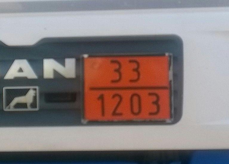 Tablice barwy pomarańczowej na pojeździe przewożącym UN 1203 paliwo silnikowe lub benzynę w cysternie Dolny numer to numer UN numer rozpoznawczy materiału lub przedmiotu, pochodzący z Przepisów