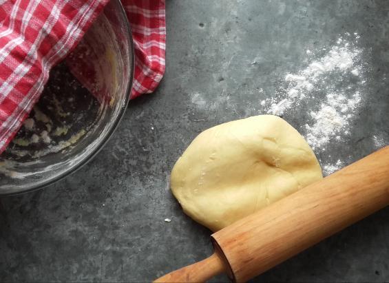 Chwytamy obręcz do wycinania ciastek, szklankę lub miseczkę o średnicy 7-10cm (w zależności od tego, jakiej wielkości pączki chcemy otrzymać) i dopasowujemy do niej drugą, mniejszą o 2-3cm.