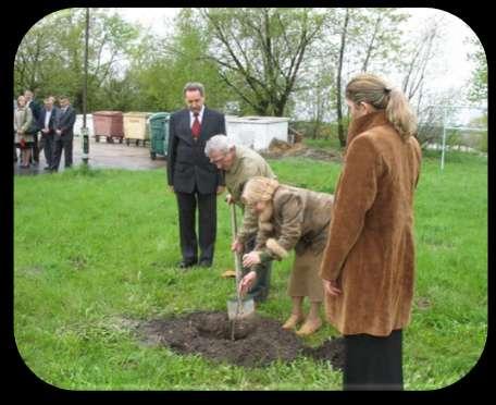 UROCZYSTE ZASADZENIE DĘBÓW KATYŃSKICH W ZESPOLE SZKÓŁ W JUCHNOWCU GÓRNYM 30 kwietnia 2008 r. odbyło się w szkole uroczyste zasadzenie dębów katyńskich.