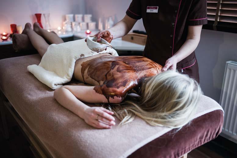 ZABIEGI SPA NA CIAŁO - dla niej BIOSTYMULUJĄCE ODŻYWIENIE Z FITOMELATONINĄ 95 min Dzięki wysokiej koncentracji kwasu hialuronowego oraz roślinnych antyoksydantów, zabieg ten silnie odżywia i pobudza