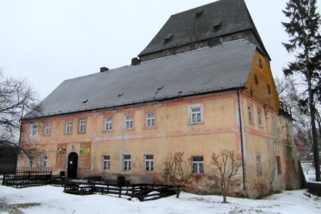 śląsko-łużyckiego: Chrośnica, Czernica, Siedlęcin oraz pochodzących z XIX w. budynków murowanych, niejednokrotnie o znacznych gabarytach (Jeżów Sudecki).