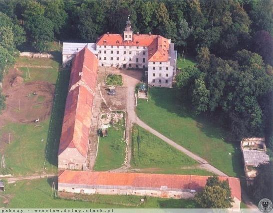 Wawrzyńca, cmentarz z murem i bramą, Dziwiszów Kościół Brama na cmentarz Kościół wzniesiony w 1 ćw. XV w., przebudowany w XVIII w.; remontowany w pocz. XX w., 1965 r., w latach 1980 81 i 2012 r.