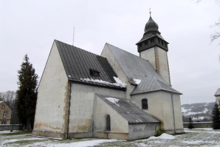 uprzęży. Budynki zgrupowane wzdłuż pierzei pd. i zach. Kościół cmentarny pw. św. Michała Archanioła, cmentarz z murem i bramką, Jeżów Sudecki Kościół wzniesiony w 1574 r., XVIII w.