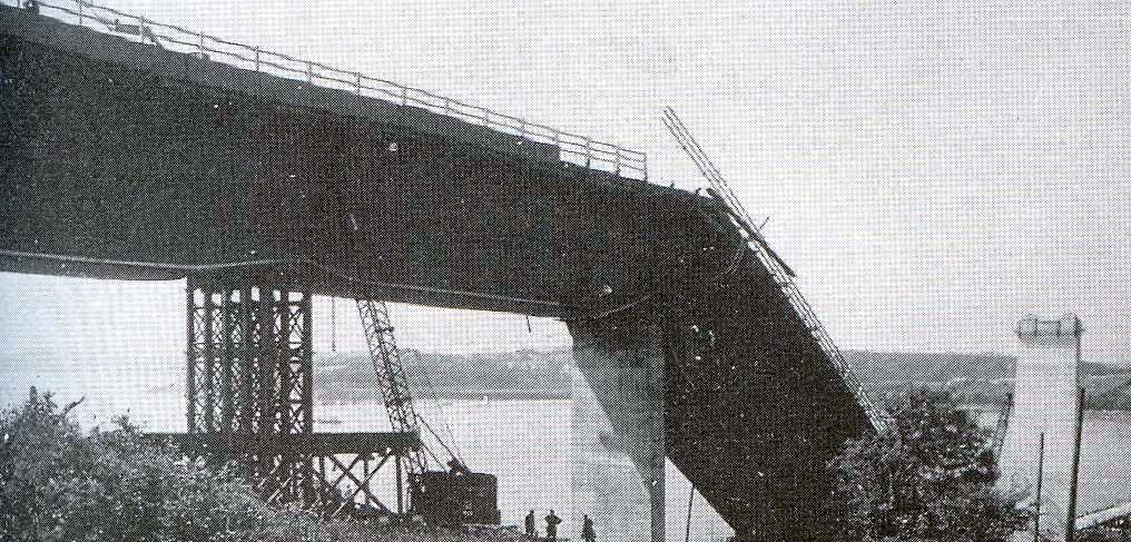 Most Cleddau w Walii uległ katastrofie wskutek niedostatecznej sztywności stalowej przepony nad podporą. Schemat mostu, miejsce katastrofy oraz widok jej skutków przedstawiono na rycinach 18 i 19.