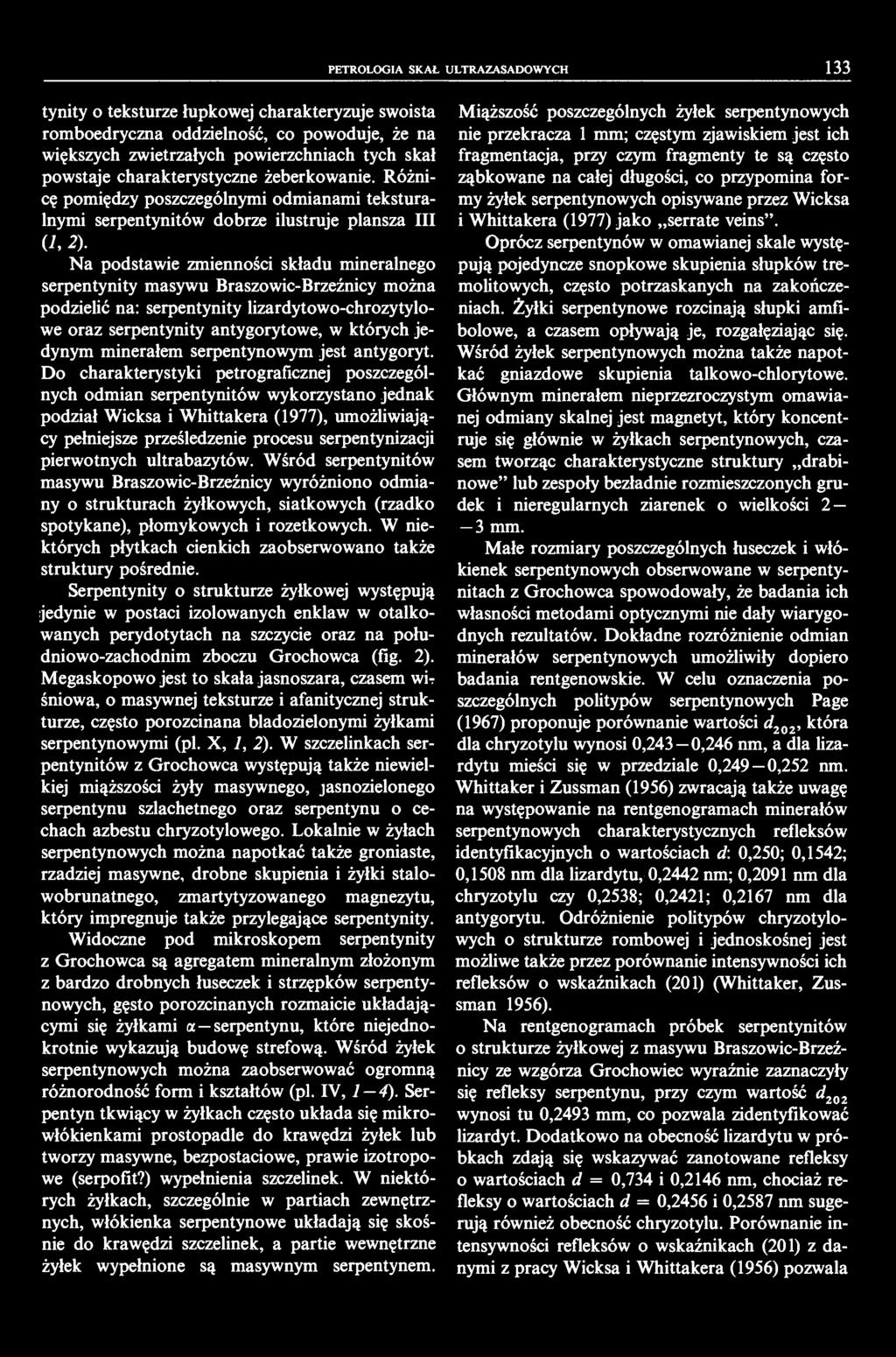 PETROLOGIA SKAŁ ULTRAZASADOWYCH 33 tynity o teksturze łupkowej charakteryzuje swoista romboedryczna oddzielność, co powoduje, że na większych zwietrzałych powierzchniach tych skał powstaje