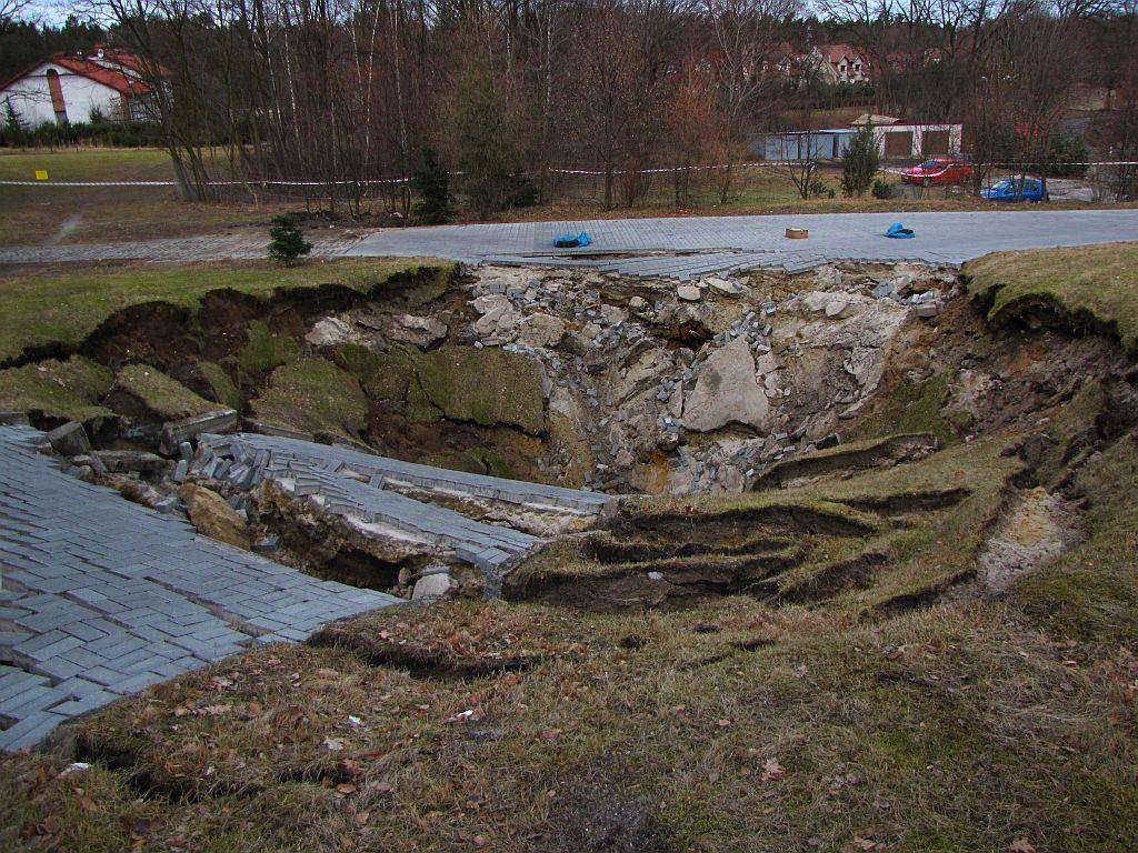 Węgiel brunatny w regionie lubuskim Fot. 3.41. Zapadlisko na terenie przysiółka Rybno koło Zielonej Góry, luty 2012; fot. I.