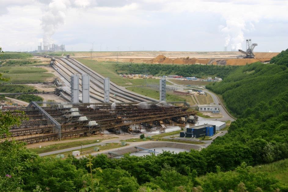 Węgiel brunatny w Polsce Fot. 1.5. System połączenia przenośników taśmowych w jednej z kopalni nadreńskich węgla brunatnego w Niemczech; fot.