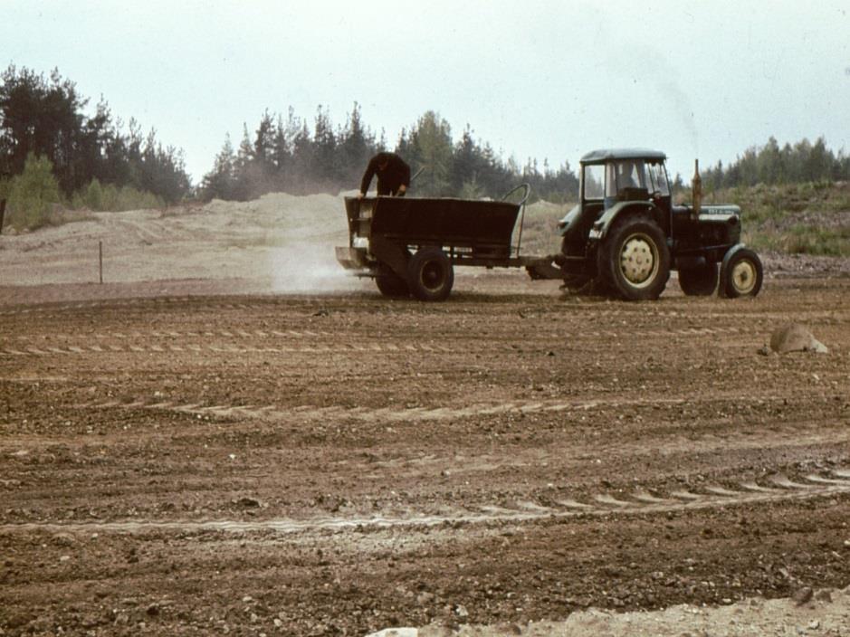 Rozdział 4 A 25 t/ha jednowarstwowo, B 50 t/ha jednowarstwowo, C 50 t/ha dwuwarstwowo: 0-20 cm 40 t/ha i 20-40 cm 10 t/ha, D 45 t/ha z dodatkiem 5 t/ha 30% mączki fosforytowej (30% P 2 O 5 i 40% CaO)