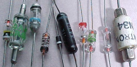 Dioda półprzewodnikowa p elektroda (anoda) n półprzewodnikowe złącze p n elektroda (katoda) I przewodzenie Symbol diody: _ kierunek przewodzenia prądu
