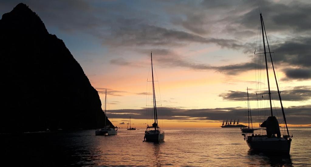 St. Lucia i pocztówkowe Pitonsy Stajemy jachtem na boi w cieniu małych Pitonsów (czyli Petite Pitons) w głębokiej (pod kilem) Soufriere Bay, obok miasta Soufriere na St. Lucia (to już kolejny kraj).