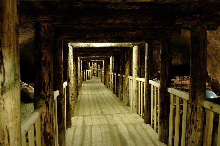 Groty Nagórzyckie to wyrobiska pozostałe po jedynej w Polsce podziemnej kopalni piasku.