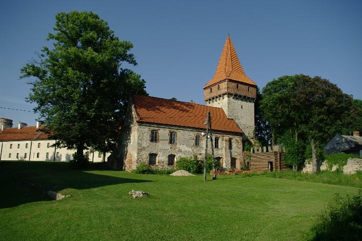 wnętrze schronu kolejowego Sulejów. Klasztor Cystersów z późnoromańskim (1232 r.) kościołem pw. NMP i św. Tomasza Kantuaryjskiego.