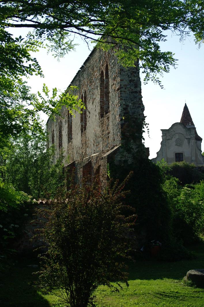 fragment murów klasztornych od strony rzeki Pilicy Zalew Sulejowski sztuczny zbiornik wodny,