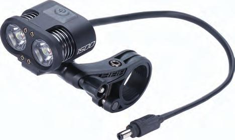 BBB Sniper Dwie diody XML-U2 CREE LED o mocy 1200 Lumen. n Ładowana przez USB.  n Litowo jonowa bateria Samsung (2 x 18650, 2600 mah 7.4V). n W zestawie uchwyt montażowy Centermount (BLS-98).