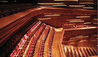 WSPÓŁPRACA MIĘDZYNARODOWA 17 Sala koncertowa w Centrum Kodalya w Pecs z twardością betonu i brzozowej sklejki podporządkowana jest dwóm równie ważnym aspektom: akustyce i atmosferze miejsca.