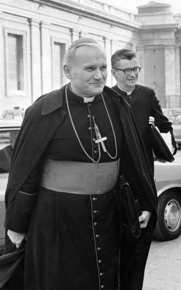 W okresie od kwietnia 1945 do sierpnia 1946 roku Karol Wojtyła pracował na uczelni jako asystent i prowadził seminaria z historii dogmatu.
