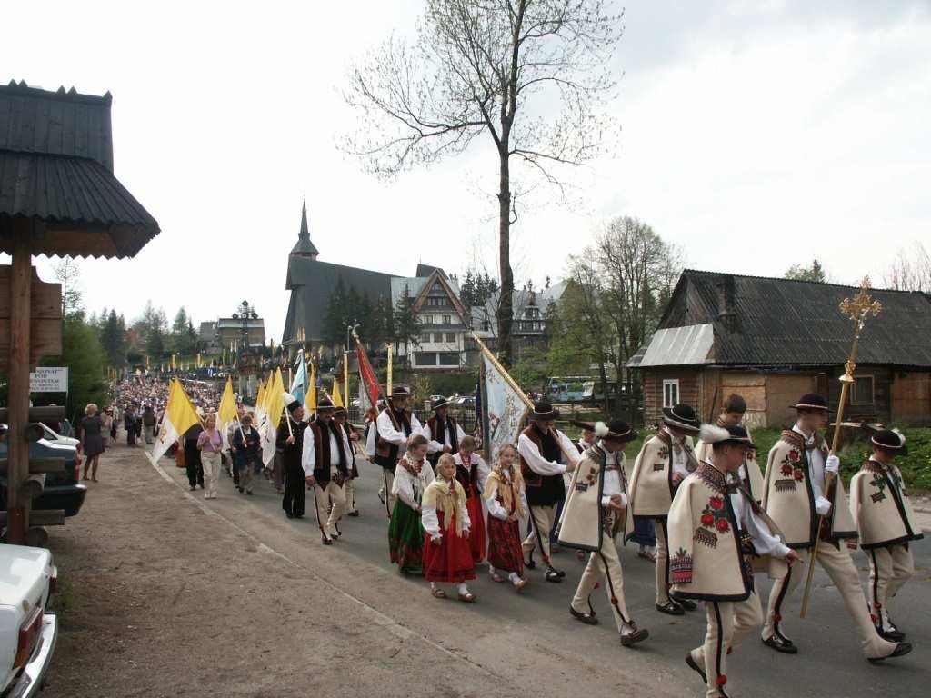 Warto zwrócić uwagę na inne elementy papieskie: herb papieski zawieszony nad łukiem prezbiterium oraz na napis