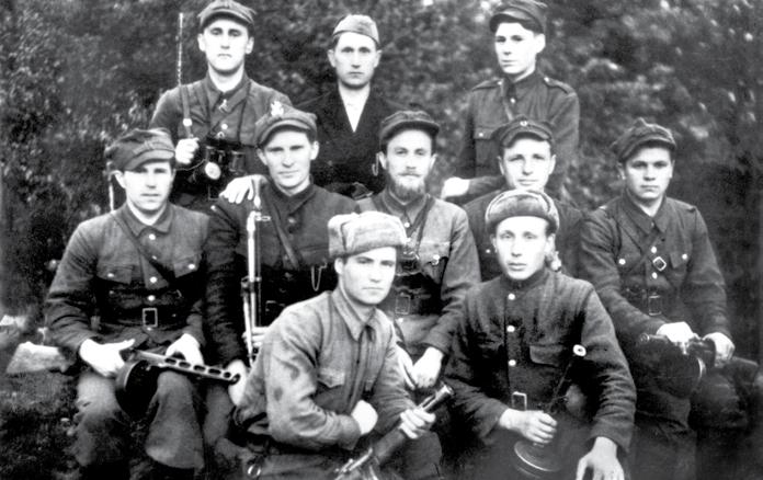 Partyzanci ppor. Olecha (siedzi w środku grupy). liczba żołnierzy AK, a także placówki terenowe i zorganizowane grupy zbrojne.