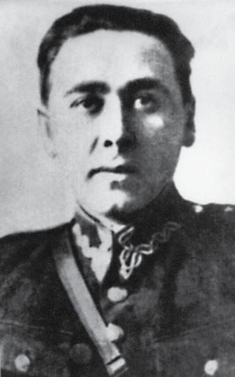 Ppłk Julian Kulikowski Ryngraf (1893 1973). Oficer służby stałej WP; od marca 1940 r. w konspiracji, od jesieni 1941 r. w ZWZ-AK, od września 1942 r. szef Oddziału I Okręgu Wileńskiego AK.