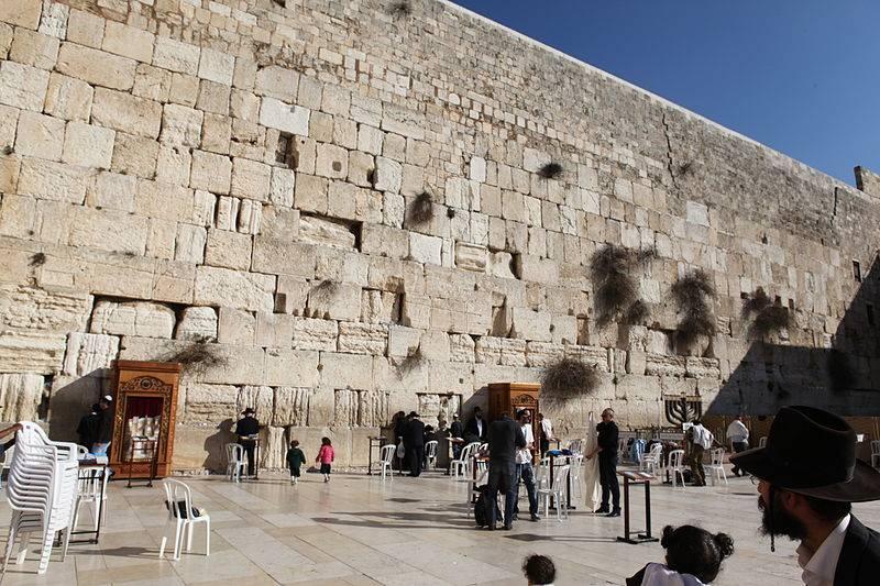 MURY JEROZOLIMY Nie wszyscy wiedzą, że Świątynia była zbudowana z gigantycznych bloków skalnych największe miały wymiary 5x4x14 metrów i ważyły ponad 400 ton były więc dwadzieścia razy większe, niż