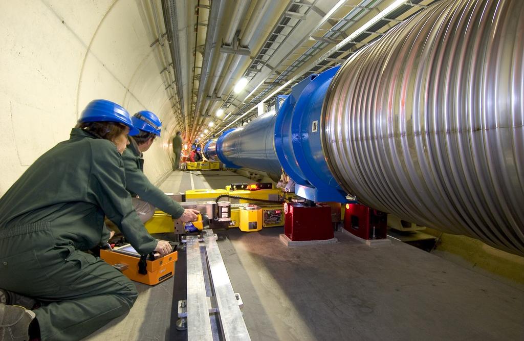 Tunel akceleratora LHC (instalacja magnesów i sam magnes nadprzewodzący) Koszt