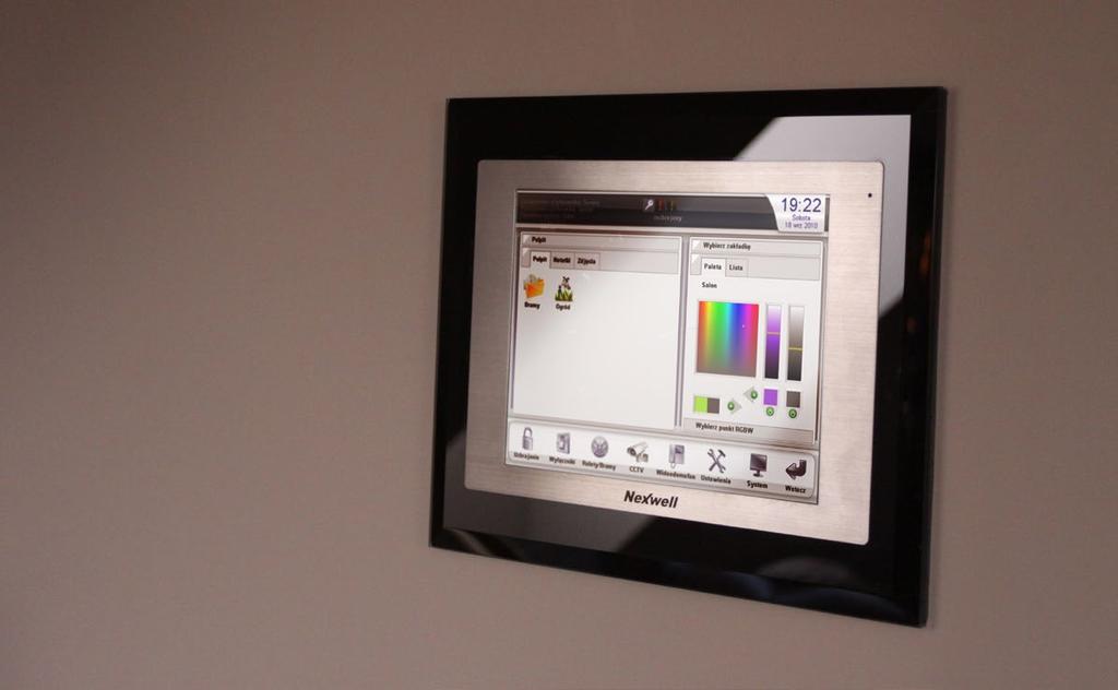 Podstawowym narzędziem do programowania i wybierania koloru jest Panel dotykowy LCD, na którym dobieramy kolor tak, jak na kontrolkach barw graficznych programów komputerowych, a następnie