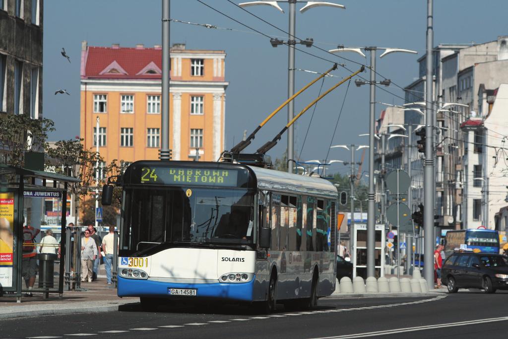 Transport miejski i regionalny 04 2014 Fot. 3.Trolejbus Solaris Trollino 12T, Gdynia, pl. Kaszubski wych.