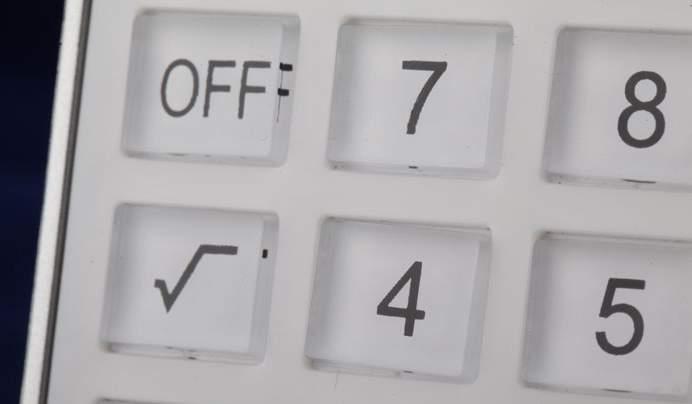 R64483 Kalkulator Transparent Poręczny biały plastikowy kalkulator z przezroczystymi przyciskami. Zasilany baterią AG10 (w cenie produktu). Wyświetlacz 12-cyfrowy.
