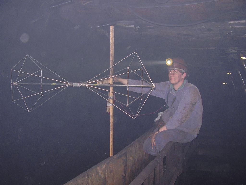 8m a w końcowym odcinku znajdował się kombajn. Rys.7. Przekrój poprzeczny wyrobiska w ścianie 702 w kopalni Ziemowit Rys.7. Pomiar propagacji w kopalni w ścianie 702, antena Rys.
