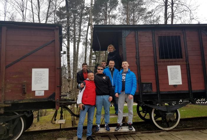 wykonany z kromy drzewa powstałego podczas