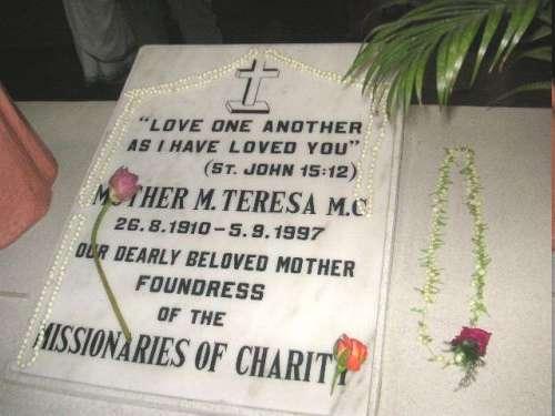 O D E J Ś C I E D O D O M U O J C A Matka Teresa zmarła na zawał serca w Kalkucie 5 września 1997 r. w opinii świętości.