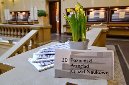 Biblioteka Uniwersytecka w Poznaniu jako trzecie miejsce 163 Il. 6. XX Poznański Przegląd Książki Naukowej 2015 Fot. Rafał Michałowski. 20 lat); edukacyjne: Z mrocznych jaskiń do tabletu.