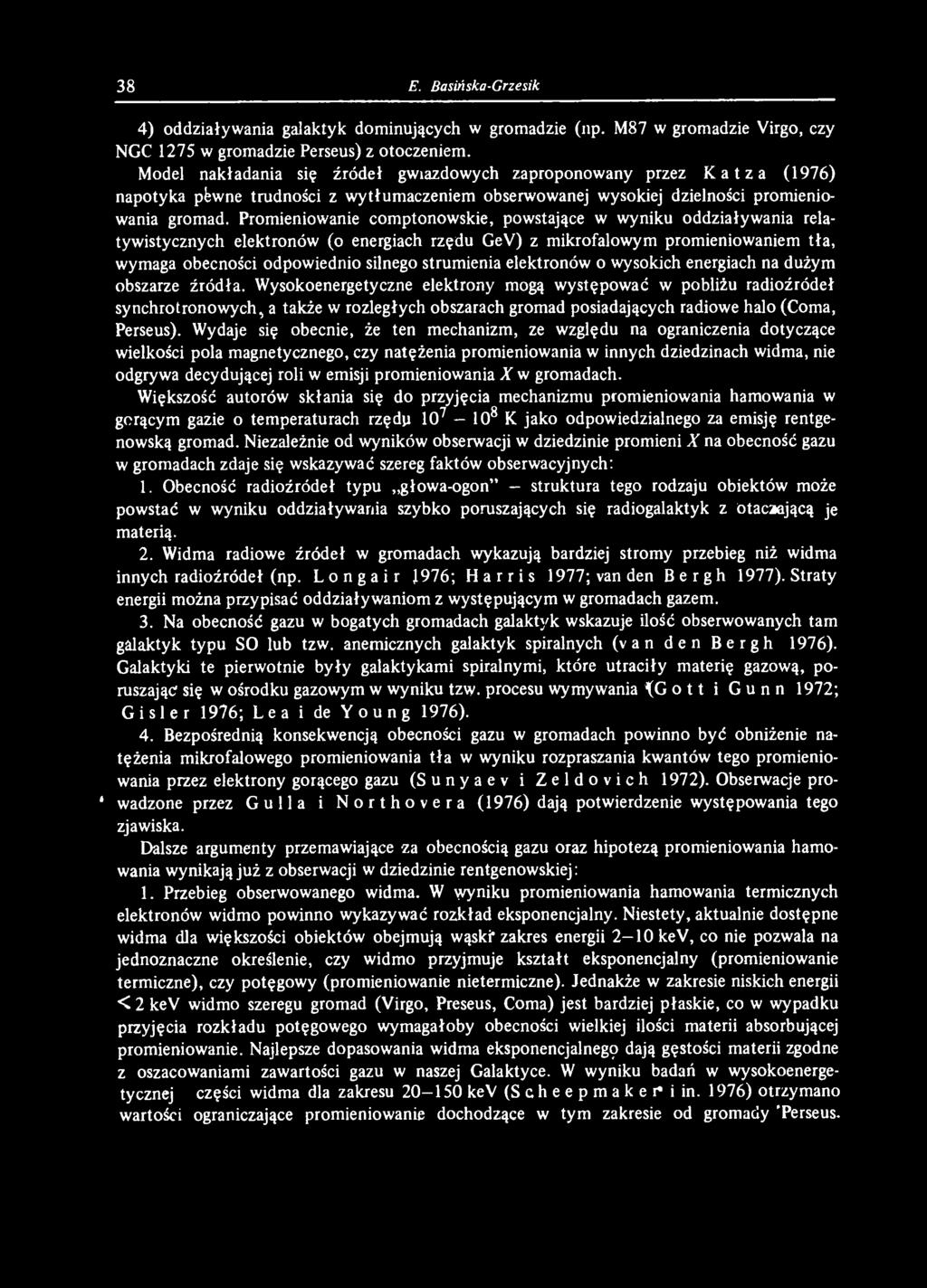 Wysokoenergetyczne elektrony mogą występować w pobliżu radioźródeł synchrotronowych, a także w rozległych obszarach gromad posiadających radiowe halo (Coma, Perseus).