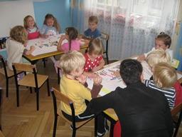 PRACUJĘ Z DZIECKIEM W kaŝdym przedszkolu zorganizowano po 2 warsztaty plastyczne w których uczestniczyli rodzice wraz z dziećmi.