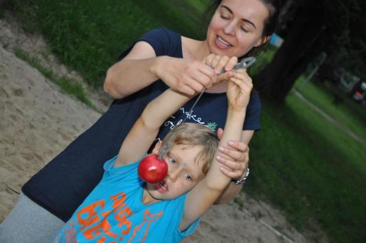 To również doskonała okazja do tego, aby przygotować dziecko do wyjazdów na obozy i zaszczepić w nich pasję do aktywności, żeglowania i zabawy na świeżym powietrzu.