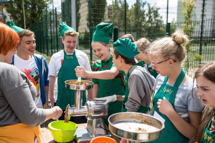 Edukacyjne zajęcia z młodzieżą Grillowanie na