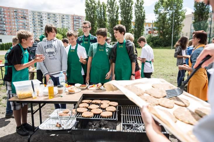 przygotowywanie wege kotletów - grill, smażenie