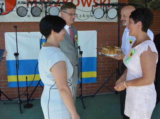 Starościna Dożynek Małgorzata Łapaj z Bliżyc oraz Starosta Tadeusz Ćwik z Gniazdowa, uroczyście przekazali bochen chleba gospodarzom,