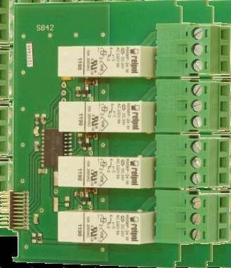 R81 R45 4 wyjścia przekaźnikowe 5A/250V R65 6 wyjść przekaźnikowych 5A/250V R81 8 wyjść przekaźnikowych 1A/250V R121 12 wyjść przekaźnikowych 1A/250V R45 Do parametrów wyjść przekaźnikowych należą: