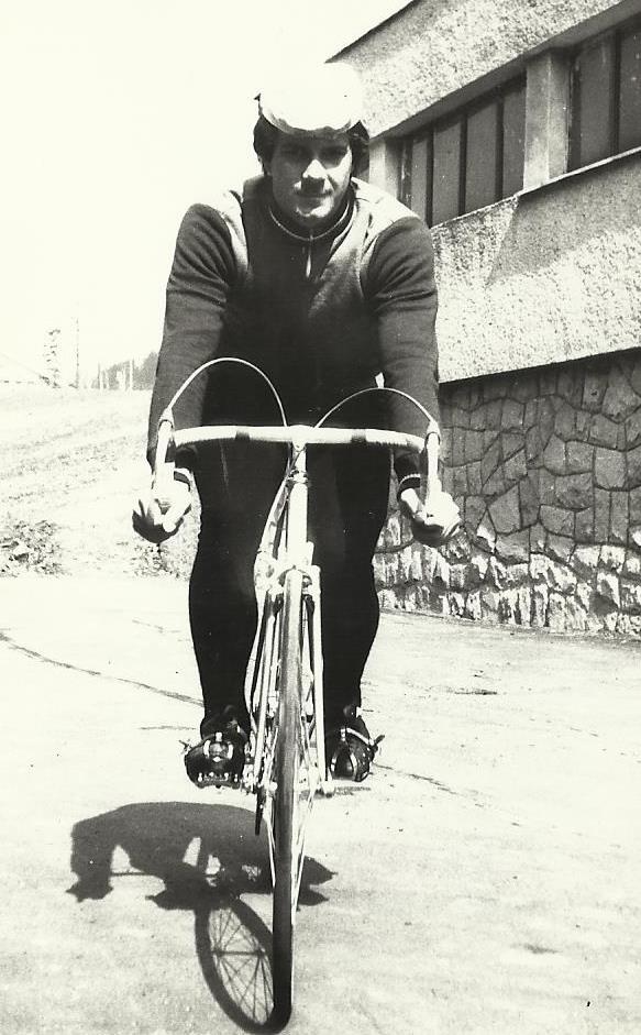 W roku 1980 niespodziewanie kończy karierę sportową Bogdan Bezdzietny wielki talent prudnickiego kolarstwa reprezentant polski (członek kadry młodzieżowej olimpijskiej) Na międzynarodowym wyścigu w