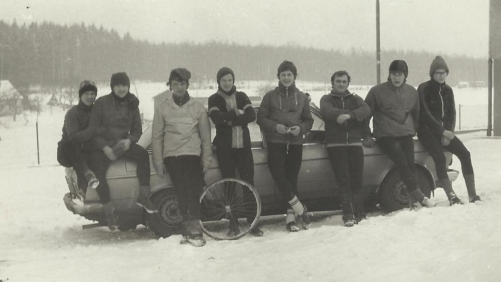 Obóz sportowy w Pokrzywnej od lewej: Marek Jaszczułt, Kazimierz Mazepa, Andrzej Jaszczułt, Sławomir szczepanowski, Józef Surmiński, Henryk Jagielski i Marek Pawłowski W roku 1980 kolarze Zarzewia