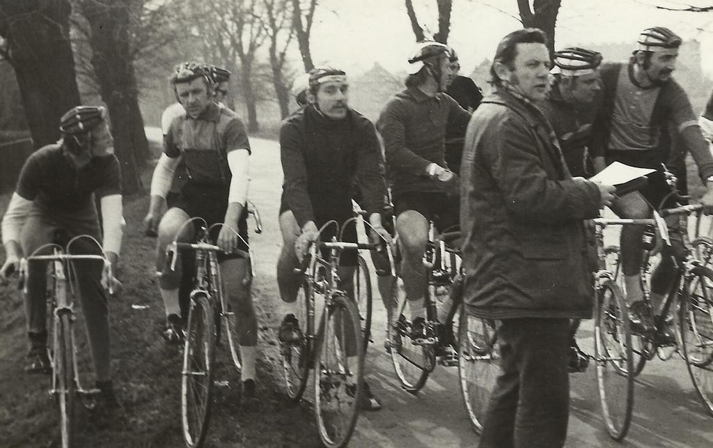 Od lewej stoją: Janusz Jagielski, Jan Szozda i Jerzy Wiśniewski Start do wyścigu przełajowego 1974 r.