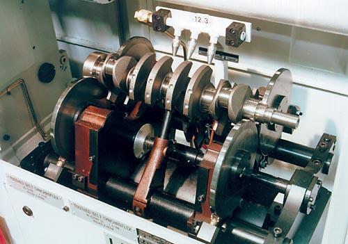 Measuring station for symmetrical crankshafts with coupling-free drive. Drive of the shaft by synchronous drive rollers with hard-metal coating.