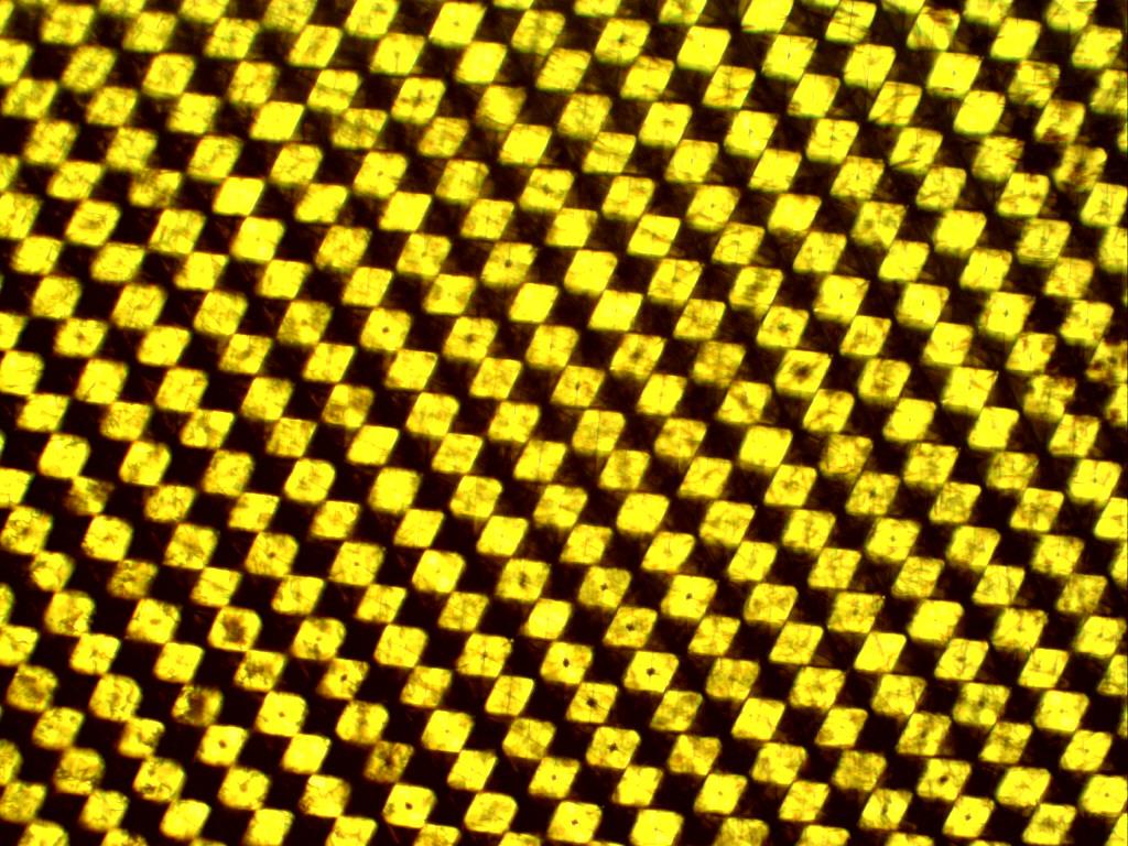 4 Microscopic view of surface of retroreflective accessories made of micro-prisms foil. Ponadto norma przewiduje również wykonanie szeregu tzw.