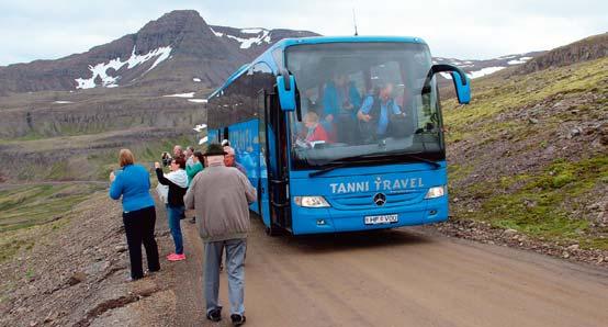 Þar var mjög sérstakur legsteinn, en hann var úr gleri. Þaðan var haldið í Þórdísarlund í Vatnsdal þar sem var áð og hádegisverður borðaður í góðu veðri á fallegum stað eins og oft áður.