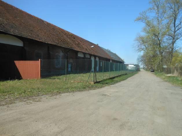 stalową, w części utwardzony asfaltem.