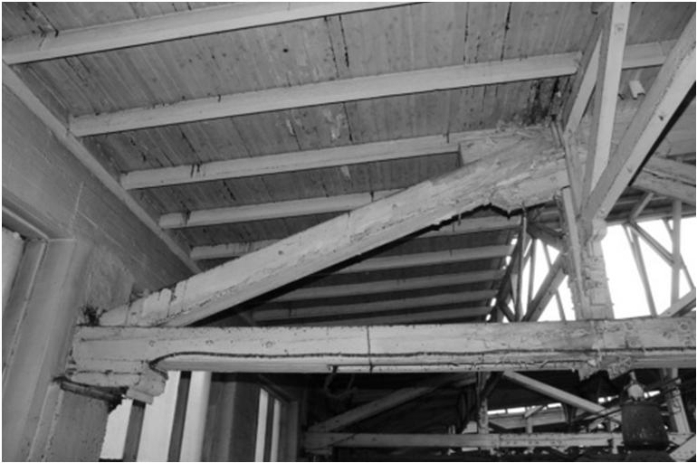 160 Stan przedawaryjny przekrycia dachowego z drewnianymi dźwigarami Rys. 7. Widok skorodowanego ściągu Rys. 8. Widok uszkodzonego węzła Rys. 9.
