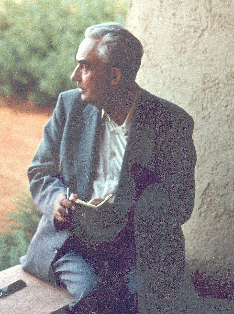 8 Filogenetyka (kladystyka) Twórcą był niemiecki entomolog Willi Hennig (1913-1976) Kladystyka polega na szacowaniu liczby zmian na gałęziach drzewa Poszukuje wspólnych cech zaawansowanych