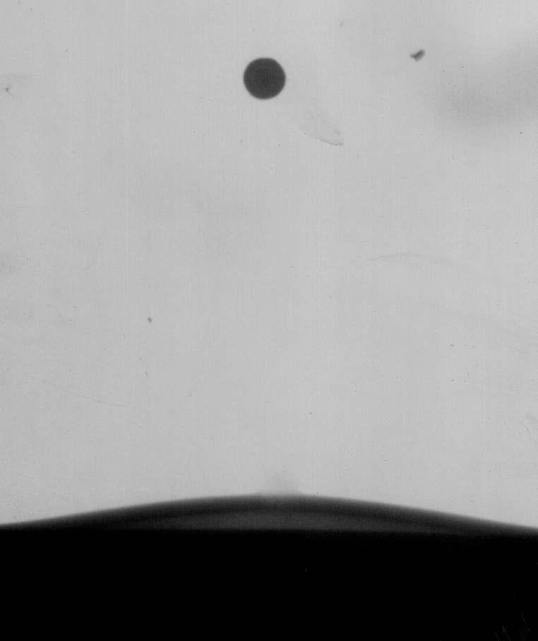 Rys. 11. Zdjęcie rentgenowskie układu dwuwarstwowego blacha karoseryjna LIM3 dla warunków eksperymentu: m TNT = 50 g, m = 6 g, Φ = 10 mm. Pocisk zatrzymany przez LIM3. Rys. 12.