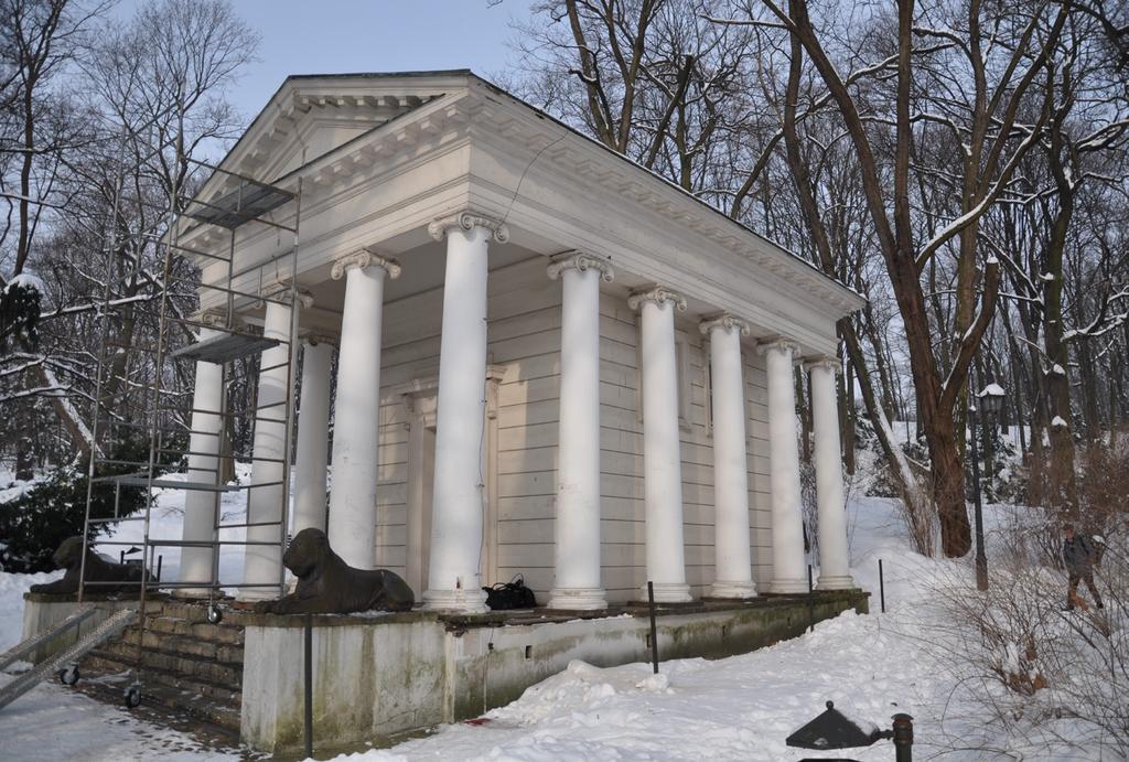 Despite the seemingly performance as masonry walls, a real building material of Diana Temple in Royal Baths Park in Warsaw Łazienki Garden was shown on the pictures in the